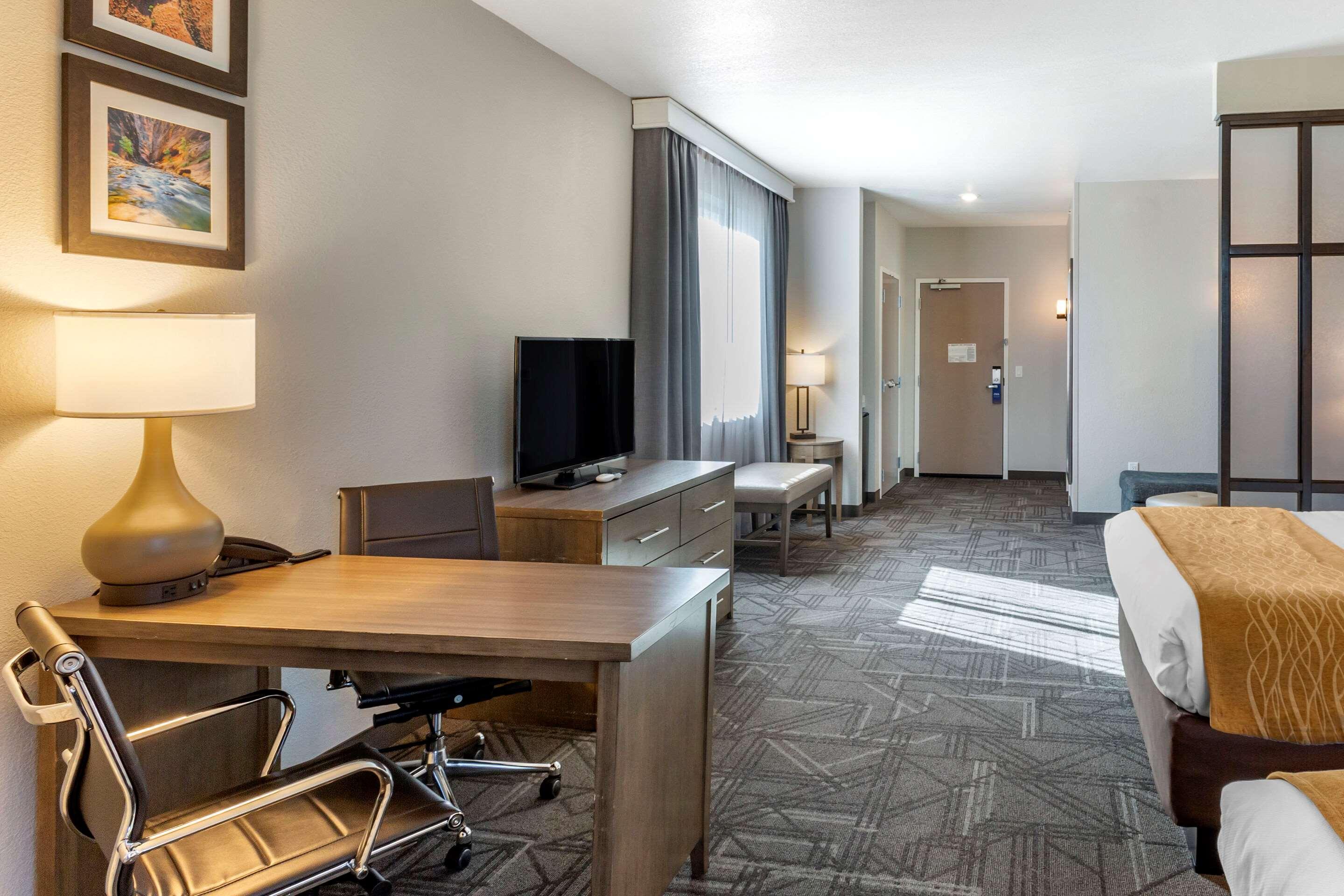 Comfort Inn & Suites Salt Lake City Airport Екстериор снимка